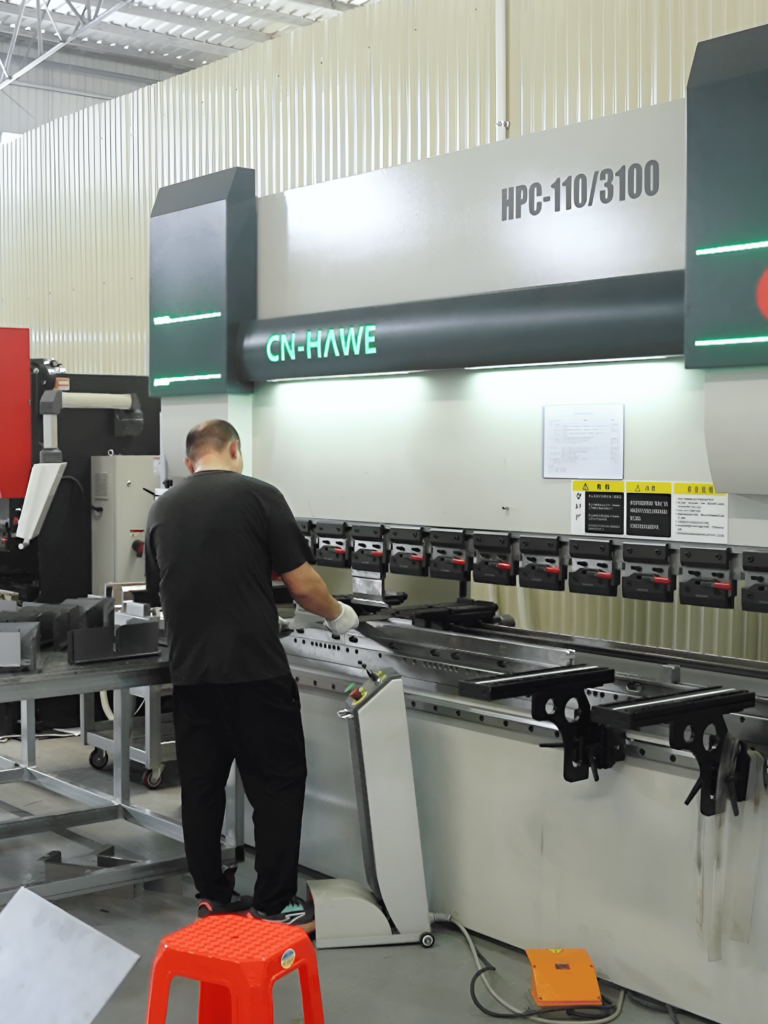 Fs ATAMETAL Custom wire and sheet metal production: CN-HAVE HPC-110/3100 machine and our operator