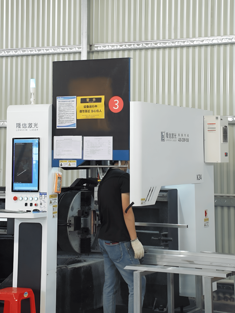 Fs ATAMETAL Custom wire and sheet metal production: Longxin Laser machine and our operator