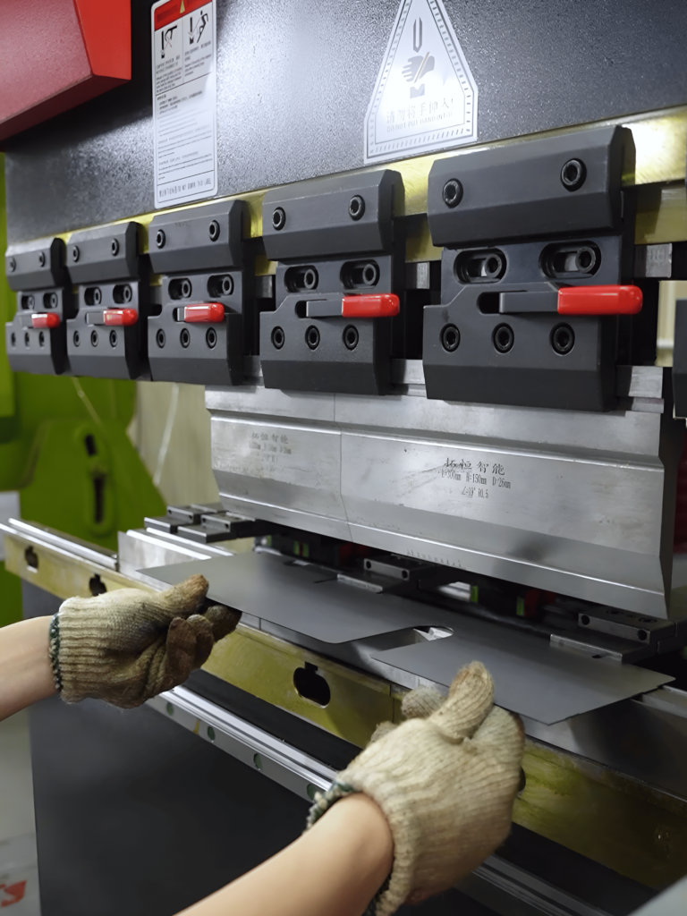 Fs ATAMETAL Custom wire and sheet metal production: Tuoheng Intelligent machine and our operator